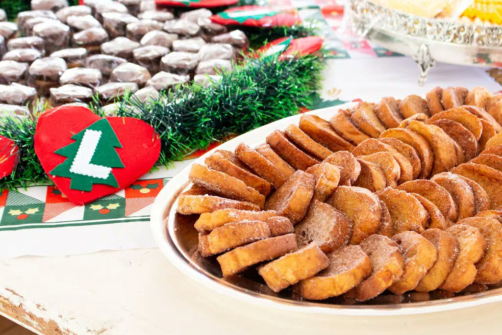 alentejo_1970's tweet photo. #Christmas is synonymous of family, togetherness, solidarity, magic. But, in #Portugal, the Christmas season also means a plentiful and colorful table, full of those traditional sweets that have a special flavor at Christmas. 🎄
. #BoloRei
. #Rabanadas
. #Broas
. #Sonhos https://t.co/MCOGDcpJmO