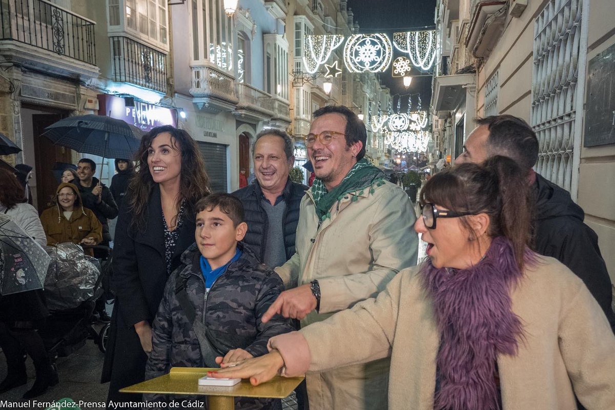 ¡La Navidad ya brilla en Cádiz! 🎄🎄

El alcalde <a href="/JM_Kichi/">José María González 'Kichi' ۞</a> y los concejales  <a href="/MonteMures/">Monte mures</a>, <a href="/CazalillaLola/">Lola Cazalilla Ramos</a> y <a href="/cherra13/">cherra</a> han participado en el encendido del alumbrado extraordinario con motivo de las fiestas navideñas. ¡Qué bonita luce #Cádiz hasta mojá! 😍😍