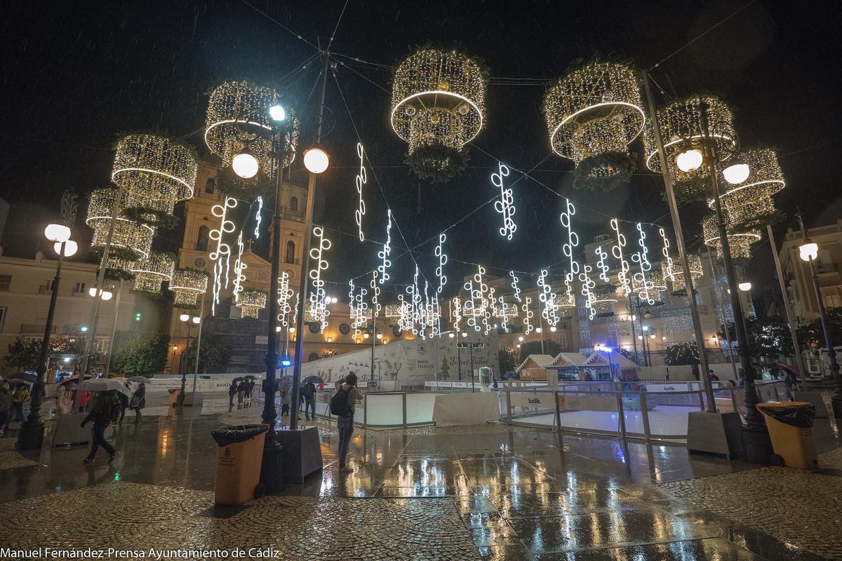 Cadiz_es's tweet photo. ¡La Navidad ya brilla en Cádiz! 🎄🎄

El alcalde @JM_Kichi y los concejales  @MonteMures, @CazalillaLola y @cherra13 han participado en el encendido del alumbrado extraordinario con motivo de las fiestas navideñas. ¡Qué bonita luce #Cádiz hasta mojá! 😍😍 https://t.co/Oc7mfMcj0x