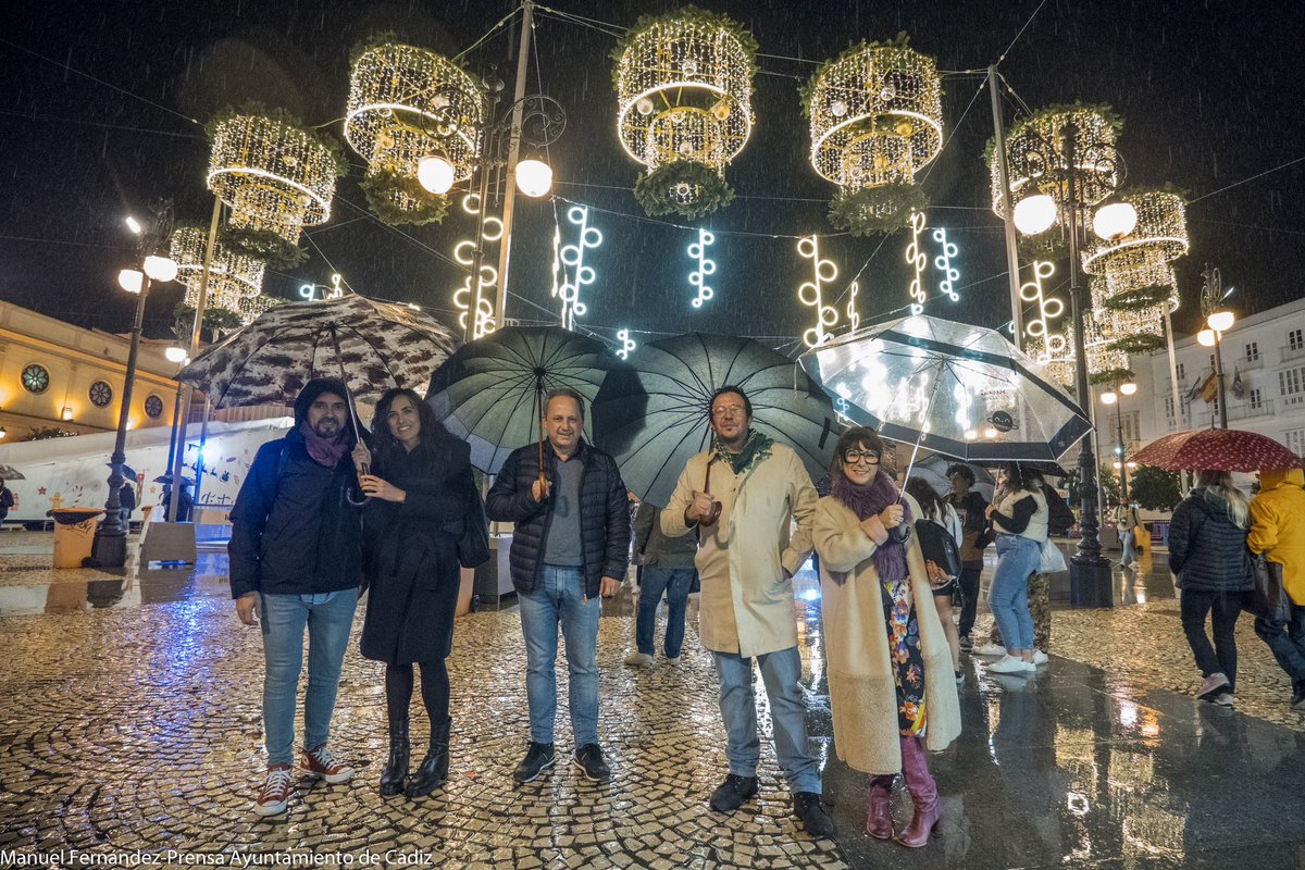 Cadiz_es's tweet photo. ¡La Navidad ya brilla en Cádiz! 🎄🎄

El alcalde @JM_Kichi y los concejales  @MonteMures, @CazalillaLola y @cherra13 han participado en el encendido del alumbrado extraordinario con motivo de las fiestas navideñas. ¡Qué bonita luce #Cádiz hasta mojá! 😍😍 https://t.co/Oc7mfMcj0x