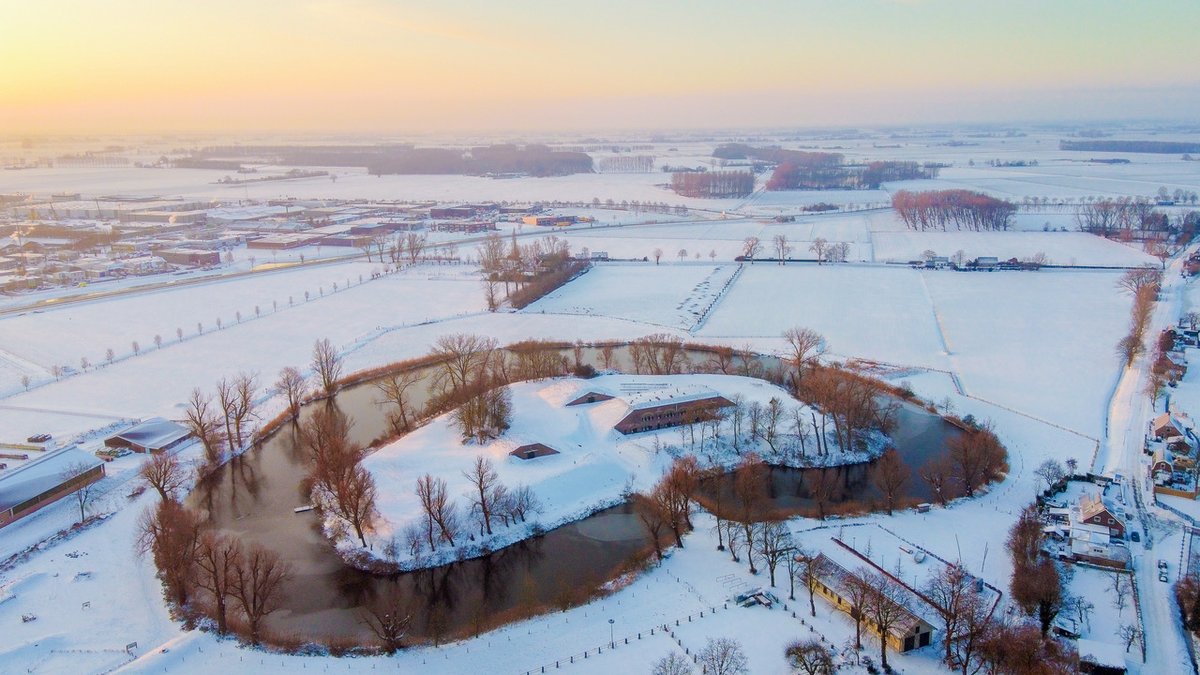 Wat ga jij doen deze winter in de Biesboschlinie? Wandelen met een gids door Woudrichem, Fort Altena of rond Fort Giessen? Varen bij Biesbosch MuseumEiland? Of toch liever naar theater in Kasteel Dussen of een klassiek concert in het Sleeuwijks Kerkje? biesboschlinie.com/winter