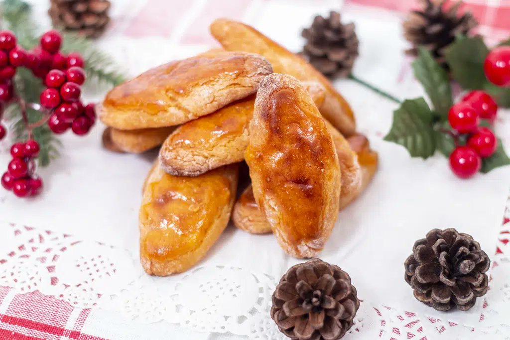 alentejo_1970's tweet photo. #Christmas is synonymous of family, togetherness, solidarity, magic. But, in #Portugal, the Christmas season also means a plentiful and colorful table, full of those traditional sweets that have a special flavor at Christmas. 🎄
. #BoloRei
. #Rabanadas
. #Broas
. #Sonhos https://t.co/MCOGDcpJmO