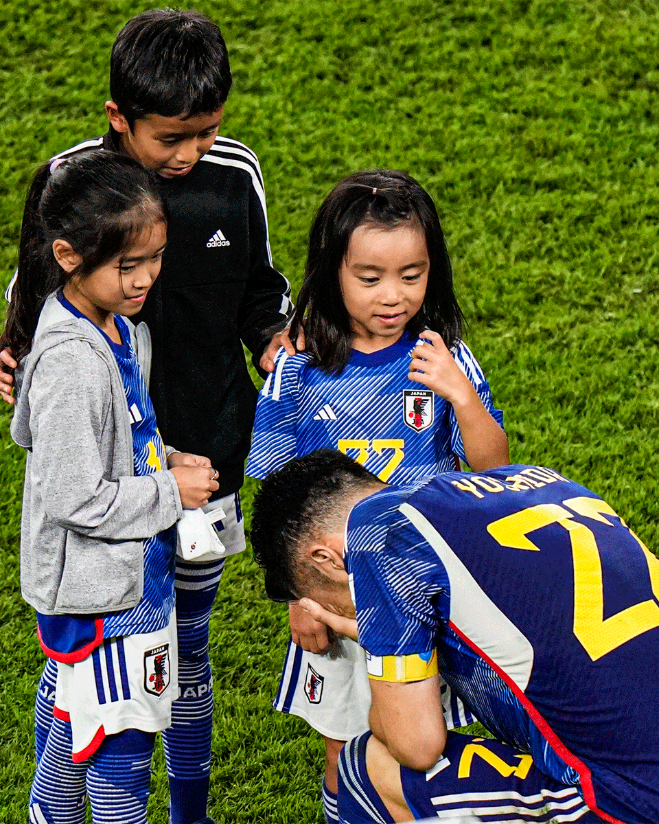 GOLPERUoficial's tweet photo. ¡EL MOMENTO DEL MUNDIAL! Luego de la eliminación de Japón 🇯🇵 a manos de Croacia en octavos de final de Qatar 2022 🏆, Maya Yoshida 🛡️⚽ hizo ingresar a sus hijos al terreno de juego pero no pudo contener las lágrimas y se quebró 😢 frente a ellos. #FiebreMundialXGOLPERU https://t.co/HO5n4ZsnMB