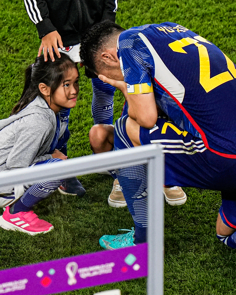 GOLPERUoficial's tweet photo. ¡EL MOMENTO DEL MUNDIAL! Luego de la eliminación de Japón 🇯🇵 a manos de Croacia en octavos de final de Qatar 2022 🏆, Maya Yoshida 🛡️⚽ hizo ingresar a sus hijos al terreno de juego pero no pudo contener las lágrimas y se quebró 😢 frente a ellos. #FiebreMundialXGOLPERU https://t.co/HO5n4ZsnMB