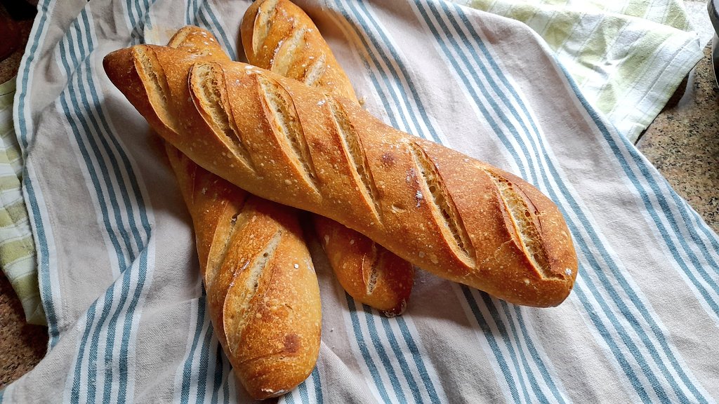 Estas baguettes no es que sean muy canónicas, pero el tamaño de mi horno no da para mucho más. Son 100% masa madre y la receta es de Jeffrey Hamelman. Y están ricas 😀
#pandeverdad 
#masamadre