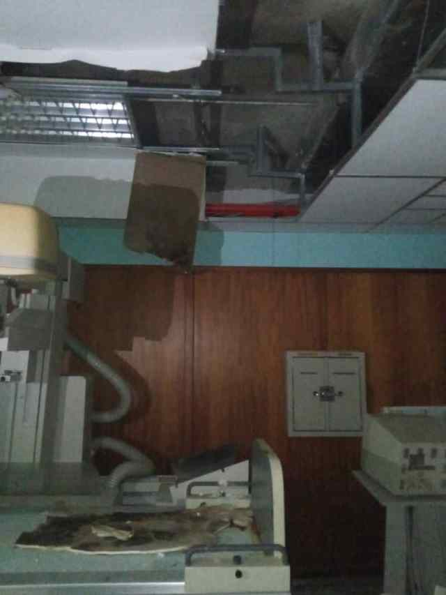 Notibarinas45's tweet photo. ⭕ Desidia chavista permite que filtraciones deterioren equipos de rayos x del Hospital Materno de Barinas https://t.co/i9sMc5pjyE