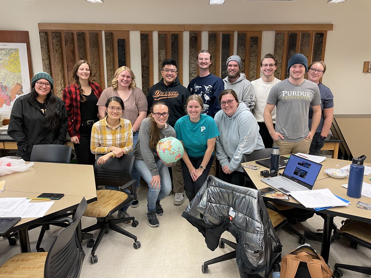 DarrellGSchulze's tweet photo. Happy World Soil Day! Students in AGRY 565, Soils and Landscapes, have the whole soil world in their hands! #WorldSoilDay2022 @PurdueAgronomy @PurdueAg https://t.co/czti8Vblh3
