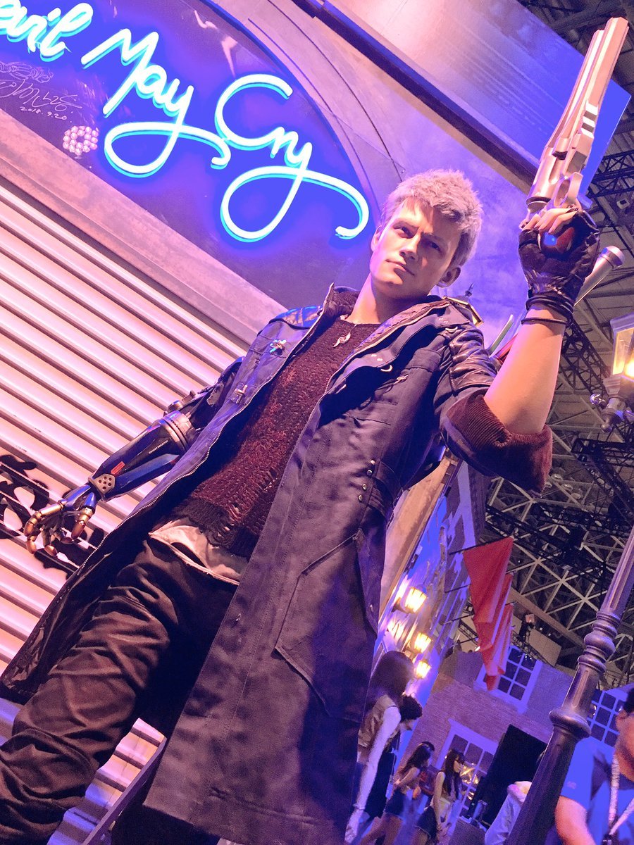 【CAPCOM】Devil May Cry 5 - Nero 1/1 Scale Statue