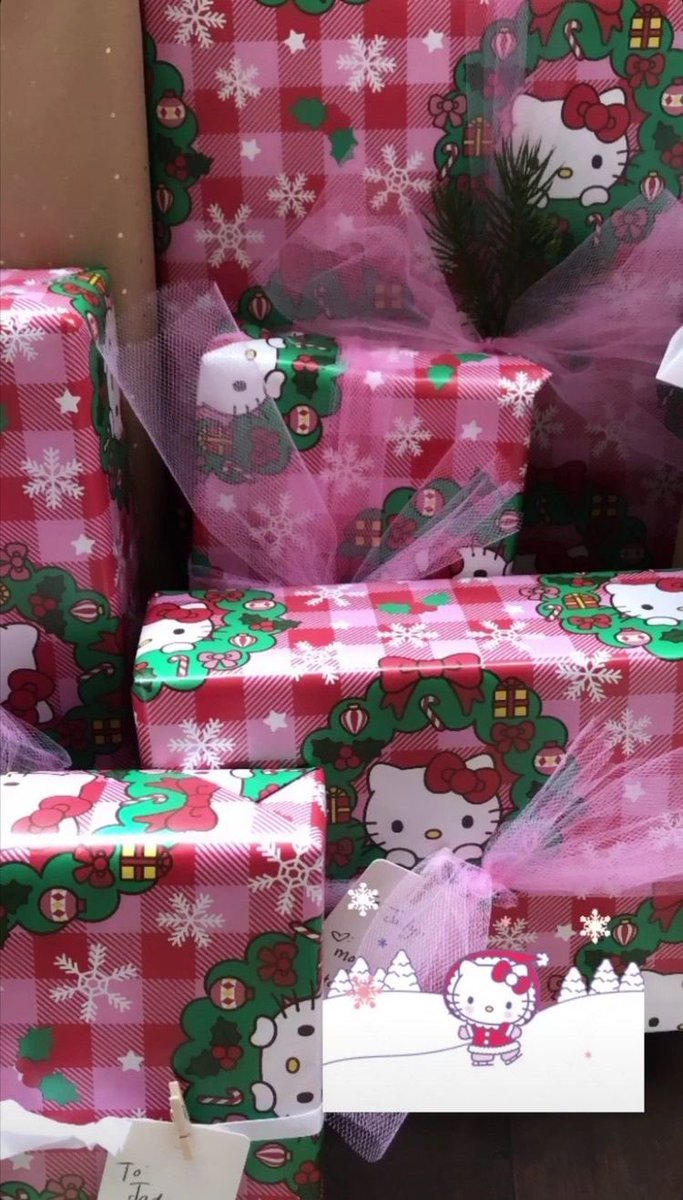 sanriodaily's tweet photo. this is how all christmas gifts should look imo 💫 https://t.co/ruWaOgx9xL