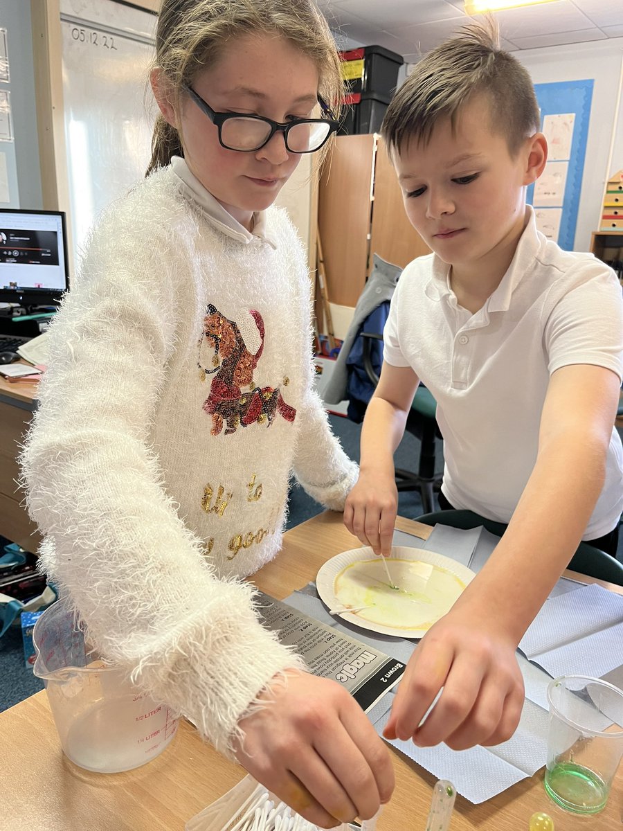 We used our reading comprehension skills to help us carry out a science experiment today #antoSTEM <a href="/MrsDowdsAntoPS/">Mrs Dowds Antonine PS</a> <a href="/missrossantops/">Mrs Casey Anto PS</a>