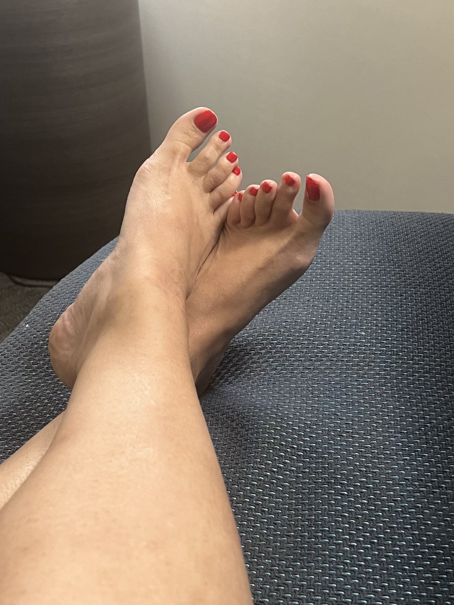 Feetbynichole's tweet photo. Feet up ❤️❤️❤️ https://t.co/d7K5Az69Nh