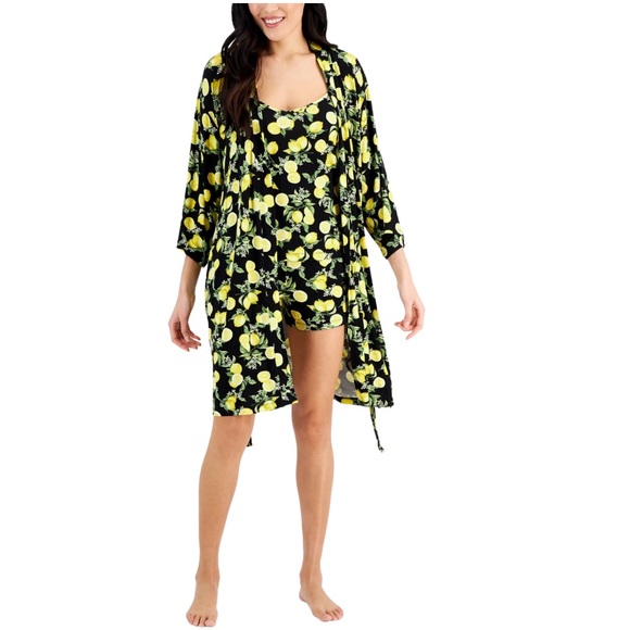JenniferHammer5's tweet photo. So good I had to share! Check out all the items I'm loving on @Poshmarkapp #poshmark #fashion #style #shopmycloset #incinternationalconcepts #lularoe: https://t.co/di2qnXspK9 https://t.co/jrSMOvThrS