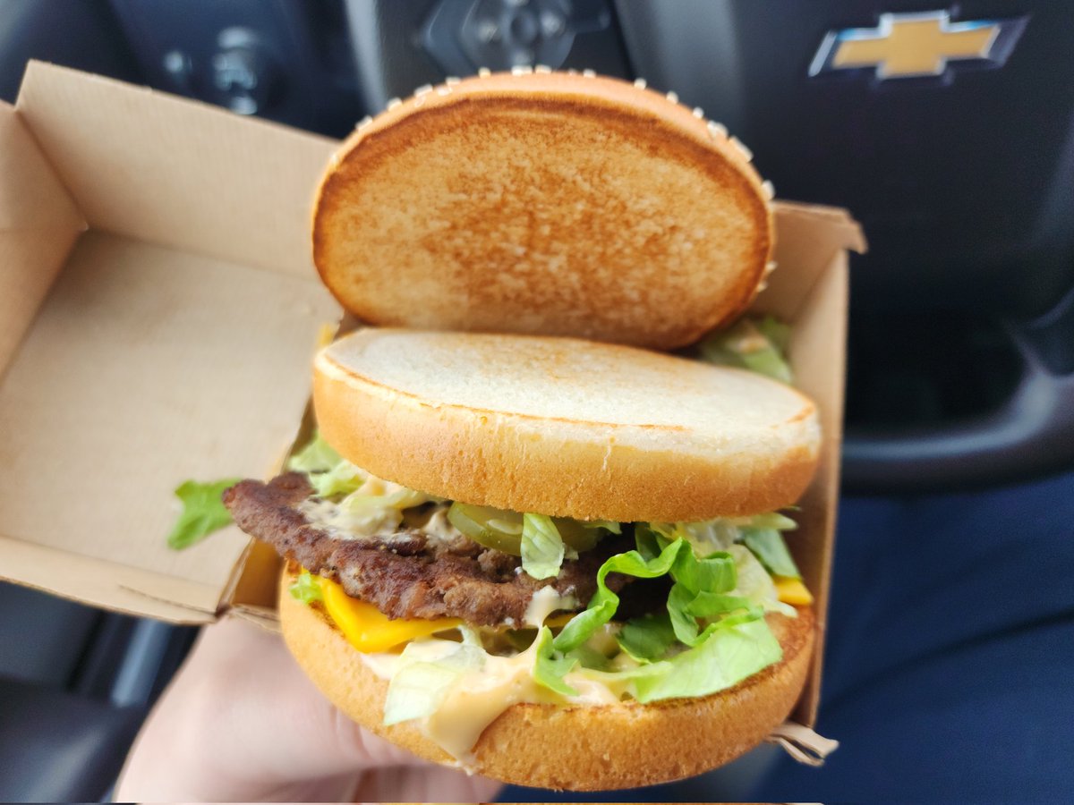 JuffTheGrat's tweet photo. @McDonalds Hmm, seems someone forgot that stuff goes between the buns when making my Big Mac. Easy mistake to make I guess?
Didn't even get a dollop of mac sauce up there 😭 https://t.co/0PuLn6VJn7