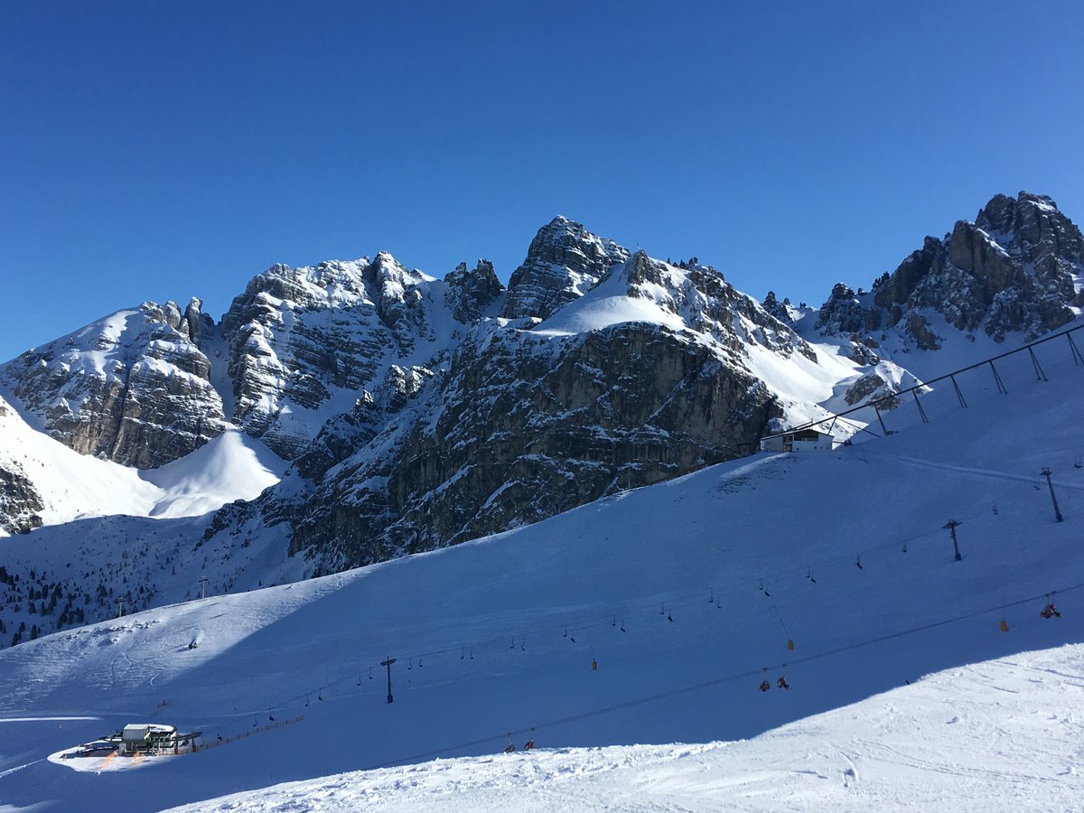 BirklChristoph's tweet photo. If you are looking for a PhD position, are interested in quantitative MRI of the brain and like to study in the heart of the alps, this could be your future office, view and basecamp. https://t.co/ba5JMa5Fme #MRI #neuroimaging  #PhDposition #MRI #alps https://t.co/5lQPU0ZEje