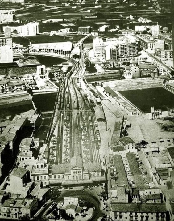 PassejantV's tweet photo. València, anys 1950. Vista aèria de l'antiga estació de fusta, i de l'estadi de Vallejo. al fons, un mar d'horta, encara... https://t.co/MBCxPnP7zp