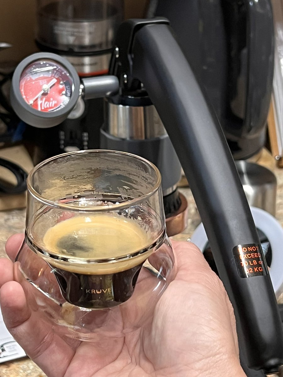 Quando enveredo por uma coisa, entro de cabeça; intensa em tudo. Agora, além de cafés especiais, extraindo meu espresso manualmente. 🥰🥰🥰