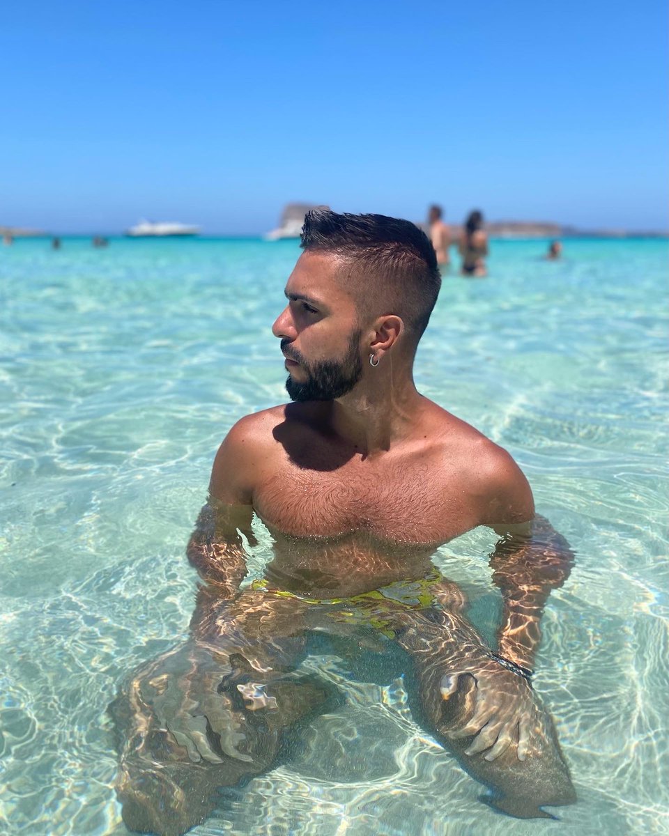 MitchCarry's tweet photo. Voglio l’estate... il caldo... il mare...
😭 https://t.co/s7f5MFZ47j