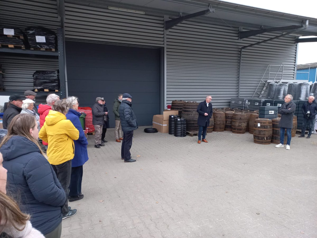 CDAMidDrenthe's tweet photo. Wethouder Jan Schipper (CDA) deelt de eerste regenton uit. Platform Duurzaam Westerbork wil met een initiatief het gebruik van regentonnen en infiltratie in Westerbork stimuleren. https://t.co/ANfo5MvBkA