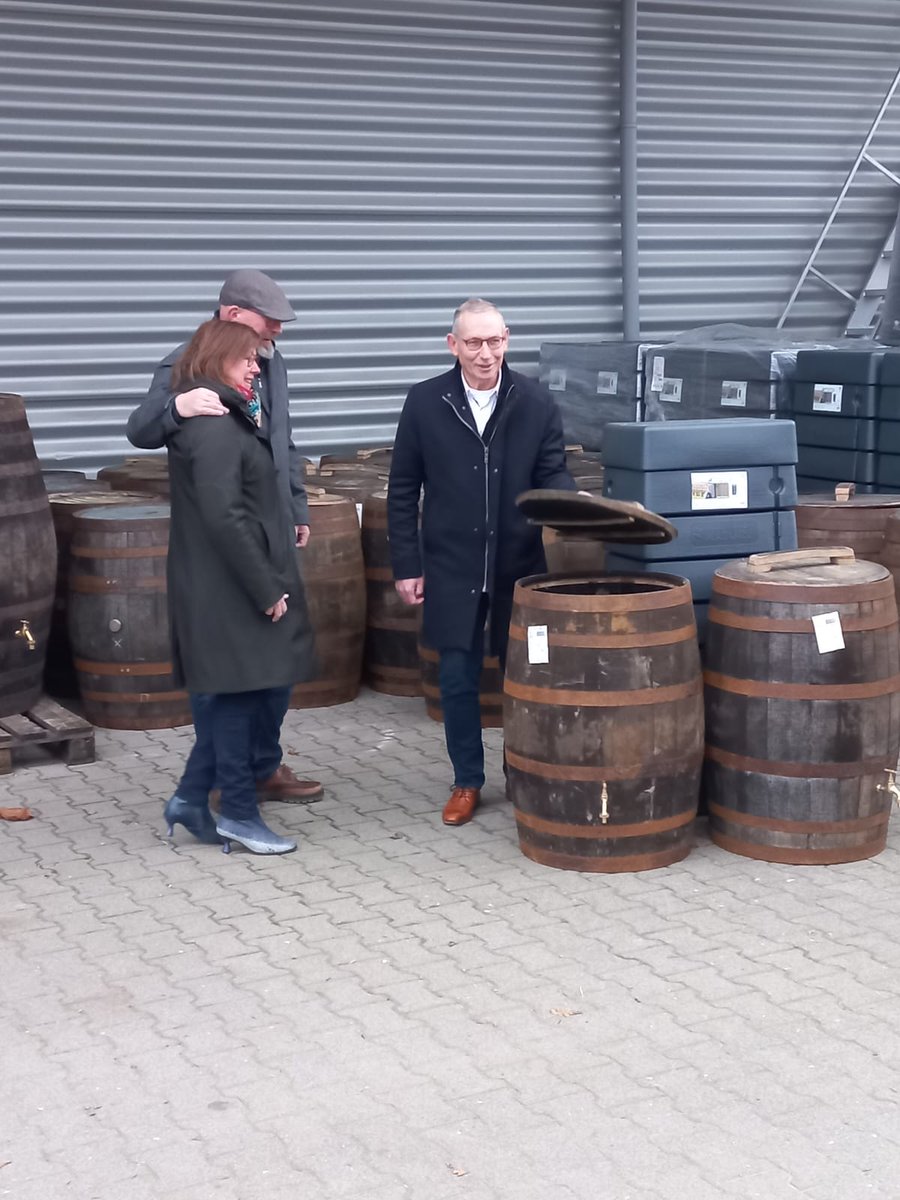 CDAMidDrenthe's tweet photo. Wethouder Jan Schipper (CDA) deelt de eerste regenton uit. Platform Duurzaam Westerbork wil met een initiatief het gebruik van regentonnen en infiltratie in Westerbork stimuleren. https://t.co/ANfo5MvBkA