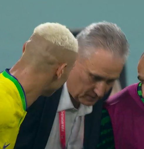 DonaLuciaHexa's tweet photo. “Acho desrespeitoso dançar assim toda vez que eles marcam. É desrespeitoso. Até o treinador deles se envolve. Eu não gosto disso.”

🎙️Roy Keane, ex jogador e comentarista da ITV (canal britânico) https://t.co/RRrcAWbQov
