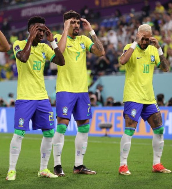 DonaLuciaHexa's tweet photo. “Acho desrespeitoso dançar assim toda vez que eles marcam. É desrespeitoso. Até o treinador deles se envolve. Eu não gosto disso.”

🎙️Roy Keane, ex jogador e comentarista da ITV (canal britânico) https://t.co/RRrcAWbQov