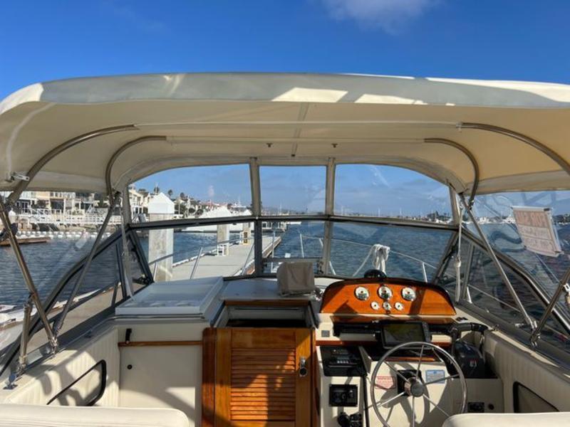 SkipperBuds's tweet photo. This 1990 Boston Whaler 27 has been meticulously maintained and operated. This beauty is turnkey ready and optioned out well.  See all the details of this must-see 1990 Boston Whaler 27 on our website. https://t.co/CIrVtfnvPC
#Bostonwhaler #Silverseasyachts #yachts https://t.co/zlh8pZTdIQ