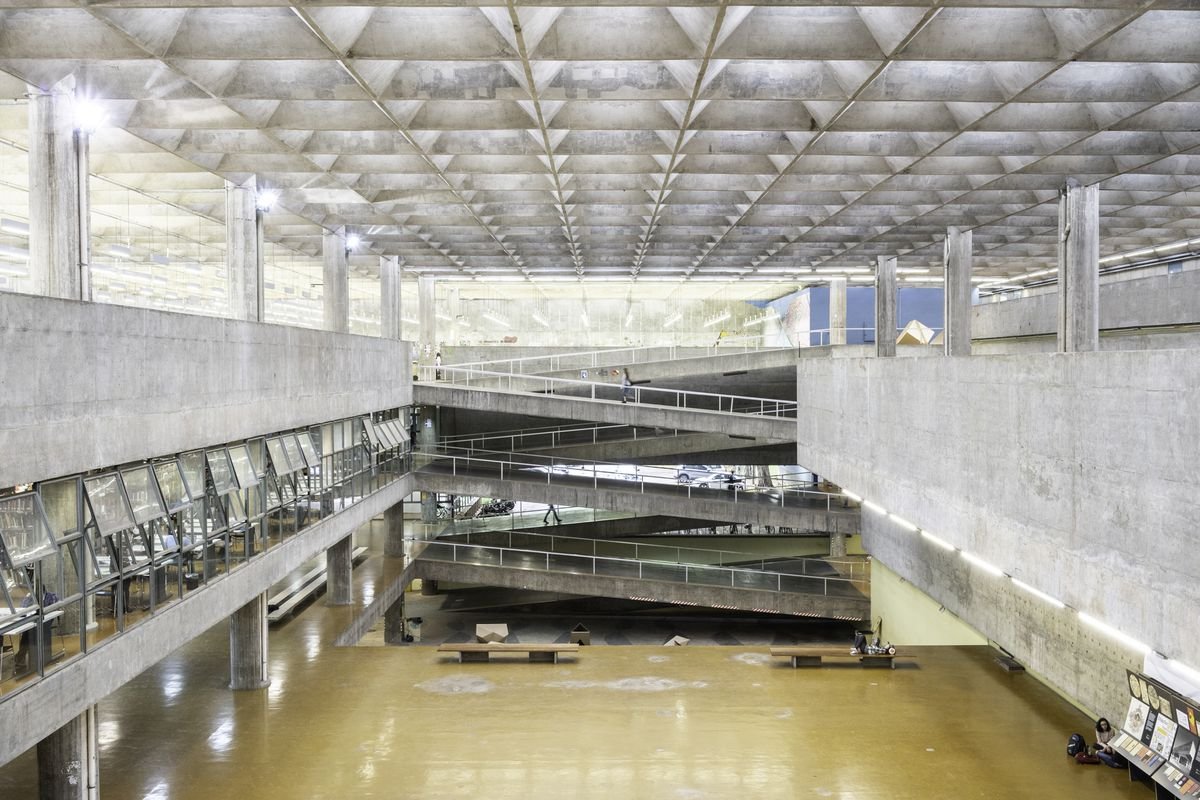alejandrocsome's tweet photo. Los Brasileros juegan al futbol con la misma felicidad con la que hacen arquitectura. Sea la escuela carioca o la escuela paulista; desde Oscar Niemeyer hasta Lina Bo Bardi vas a ver en sus edificios una parte de todo Brasil.

👇🏽🧵 https://t.co/vMnnVivtww