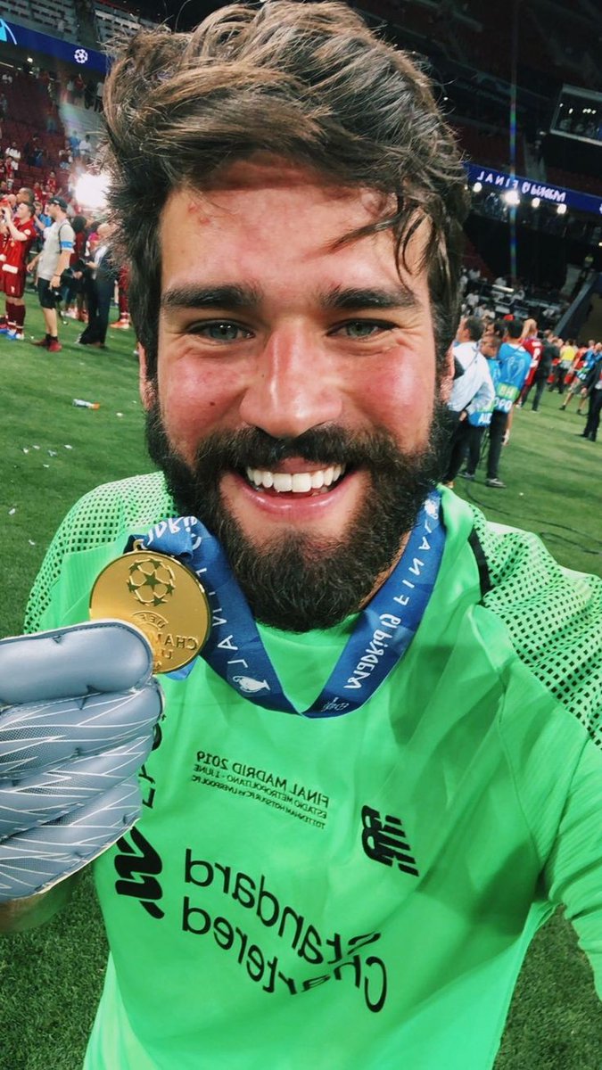 sboficial's tweet photo. ALISSON SORTEIA UMA FÃ PRA VOCÊ PEGAR IGUAL PEGA AS BOLAS https://t.co/VV2KArQxFU