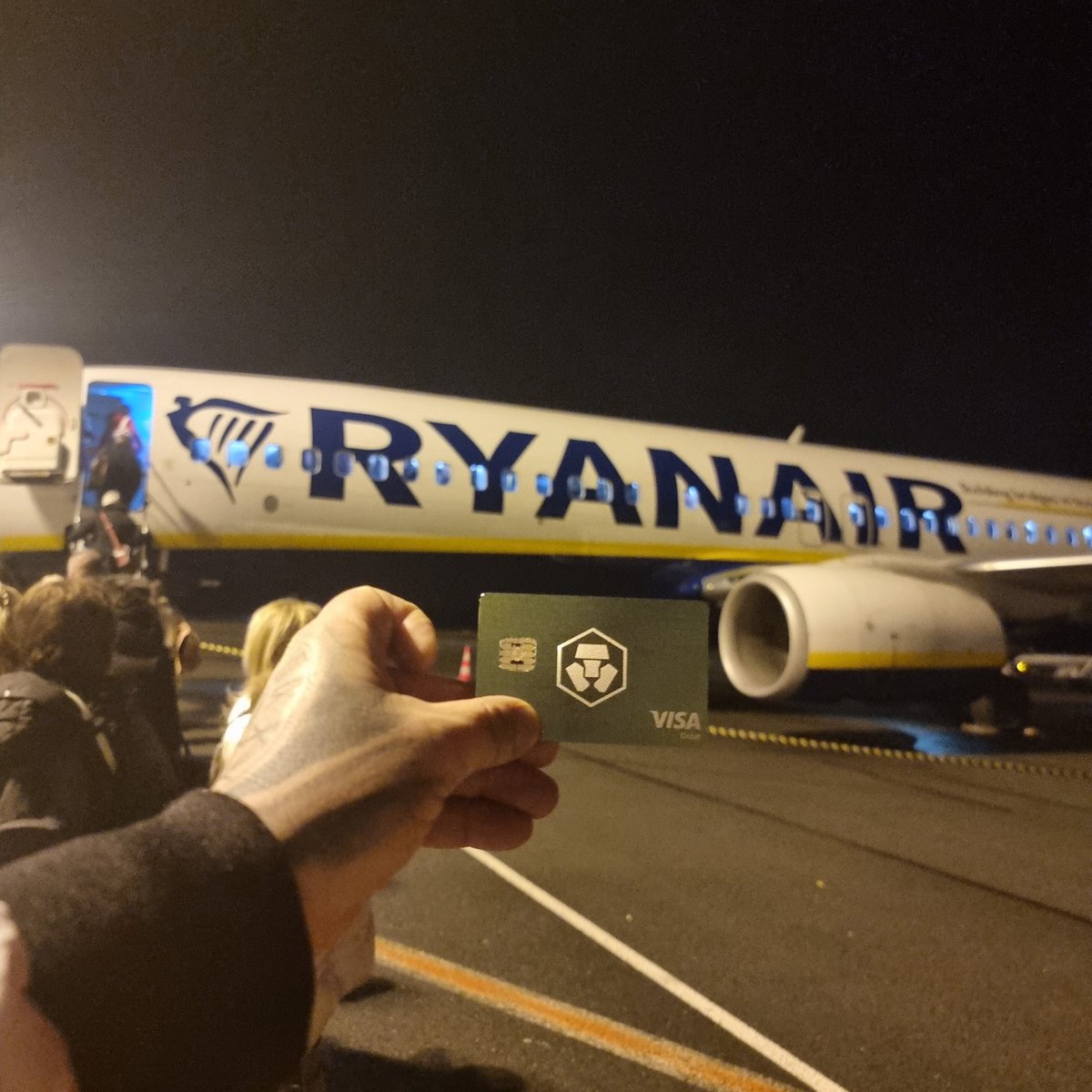 Crypto.com ,#Cro,#Crochain #Croking  flies around the world from Paris to Budapest.✈️✈️✈️✈️✈️💎💎💎💎👑👑👑💯💯✌️✌️🚀🚀🥳🥳🥳