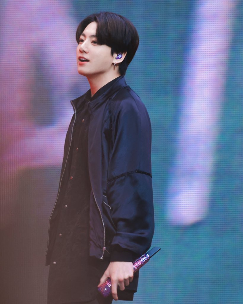 KookCharts's tweet photo. Jungkook becomes the first Asian male soloist and 1st Korean soloist in history to have two songs to spend multiple weeks in the Top 10 of Billboard Global 200 Excl. US with “Dreamers” charting at #6 for a 2nd week. https://t.co/46WqjDQzuS