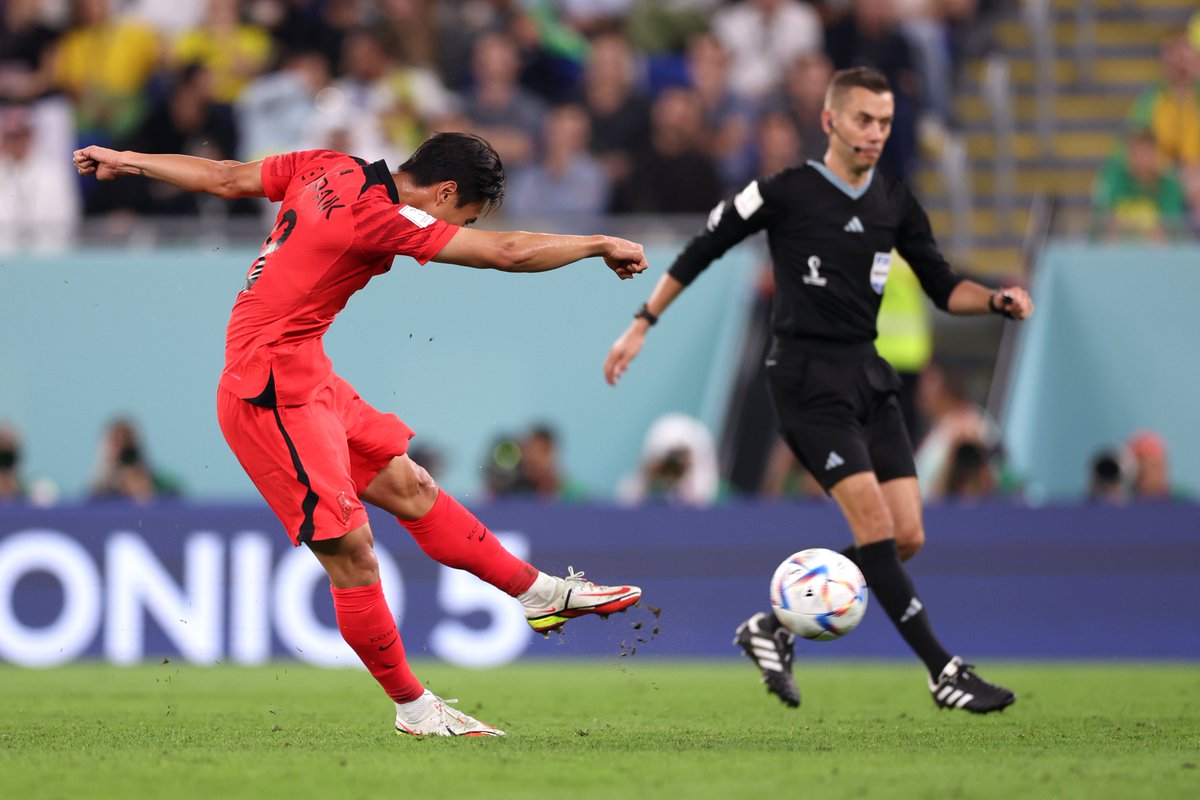 fifaworldcup_es's tweet photo. ¡Qué zurdazo metió Paik! 🇰🇷 https://t.co/6DmNE7j4tL