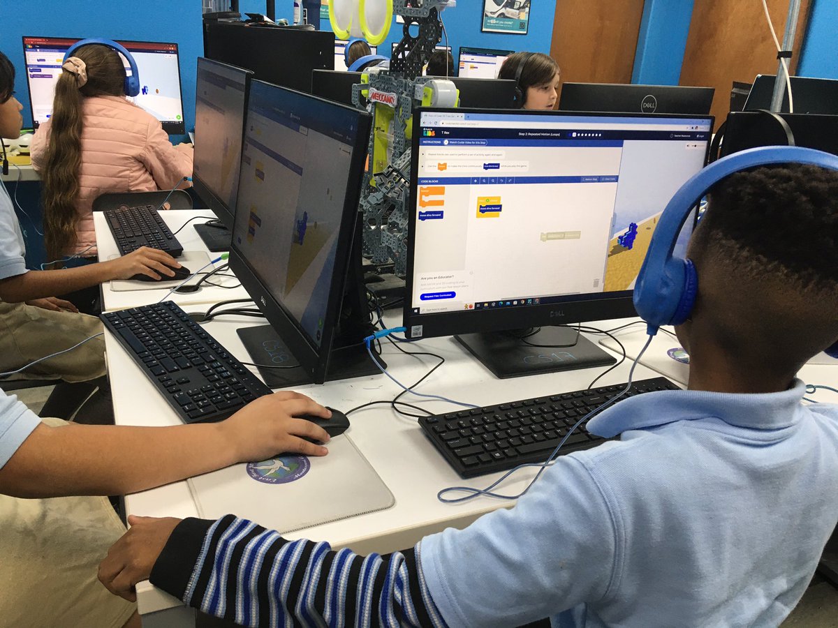 dfwcsta's tweet photo. In our 1st day of #CSEdWeek our students @efwmaschool exploring/learning what is new for the #HourOfCode #CelebratingProgress
#CSHeroes
#CSFirst @GoogleForEdu #CodeWithGoogle #networking #learning #teamwork #equity #diversity #confidence #code #CSforGood #creativity #CSforALL https://t.co/RbnUTxIksD