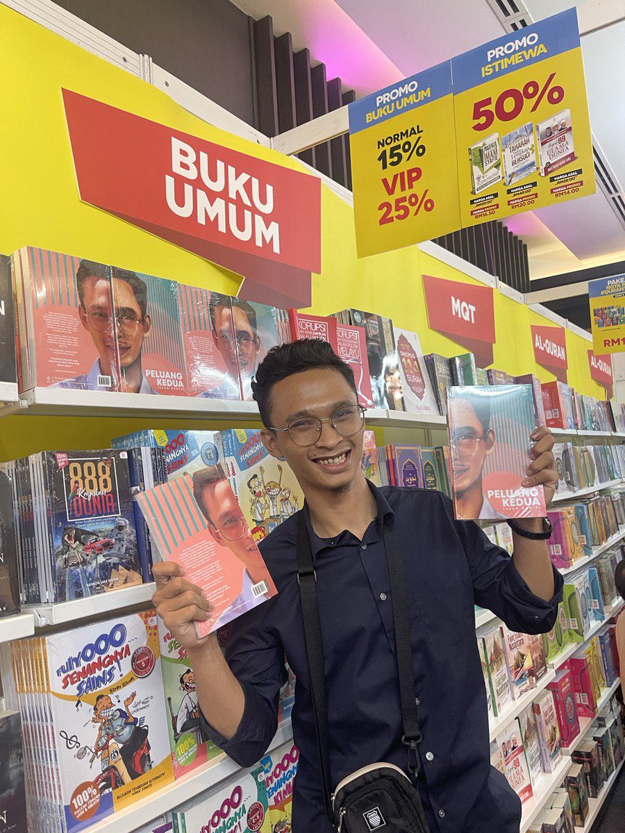 Izzaddaniel4's tweet photo. @hakimhood Jangan lupa dapatkan buku coretan dari Sekolah Henry Gurney . Buku Peluang Kedua di booth Karangkraf https://t.co/SufBFACim8