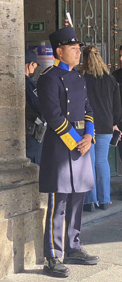 Rouux1's tweet image. Y ahora @PabloLemusN siente que está en el Palacio de Buckingham y así vistió a los policías que resguardan la entrada al Ayuntamiento de GDL. Yo con que nos brindaran seguridad me conformaba!