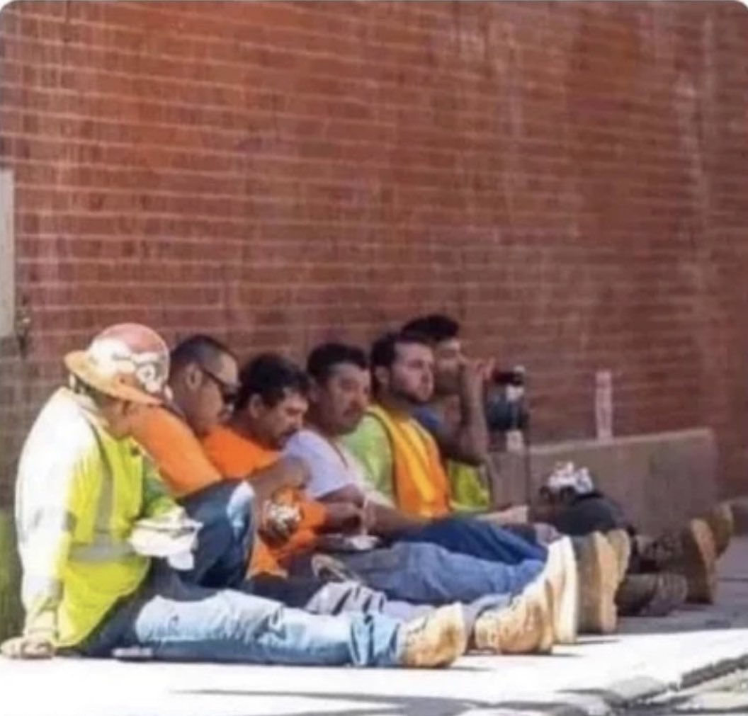 SalvadoranPride's tweet photo. Shoutout to all the Dads that are eating like this so that their kids can eat at the table at home. https://t.co/okVYIgSSds