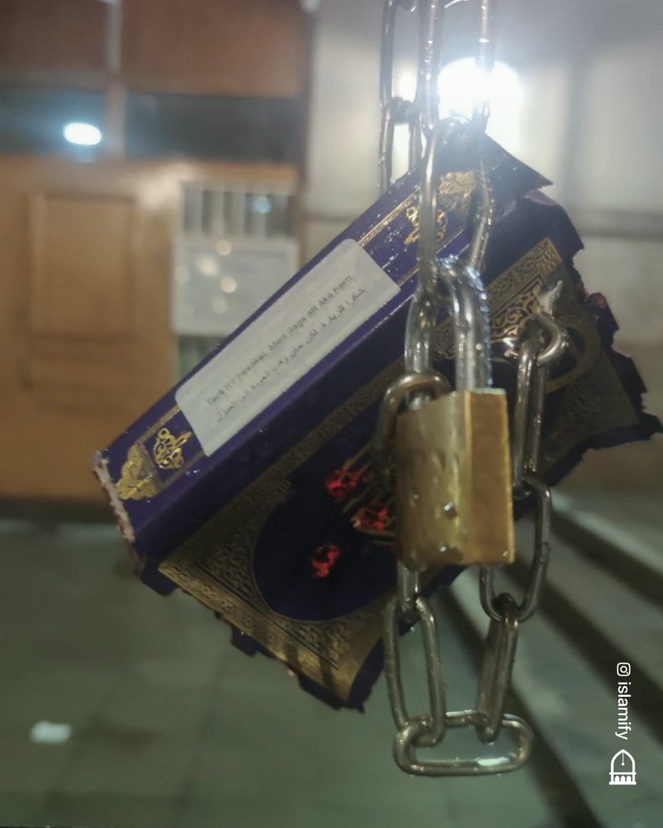 Alhamdhulillaah's tweet photo. A Qurʾān was destroyed and left outside near the entrance of Stokholm Mosque, Sweden.

The mosque said that it and it's congregation have frequently received threats, and the mosque has been subjected to islamophobic attacks before. https://t.co/OaGk2ptPTA