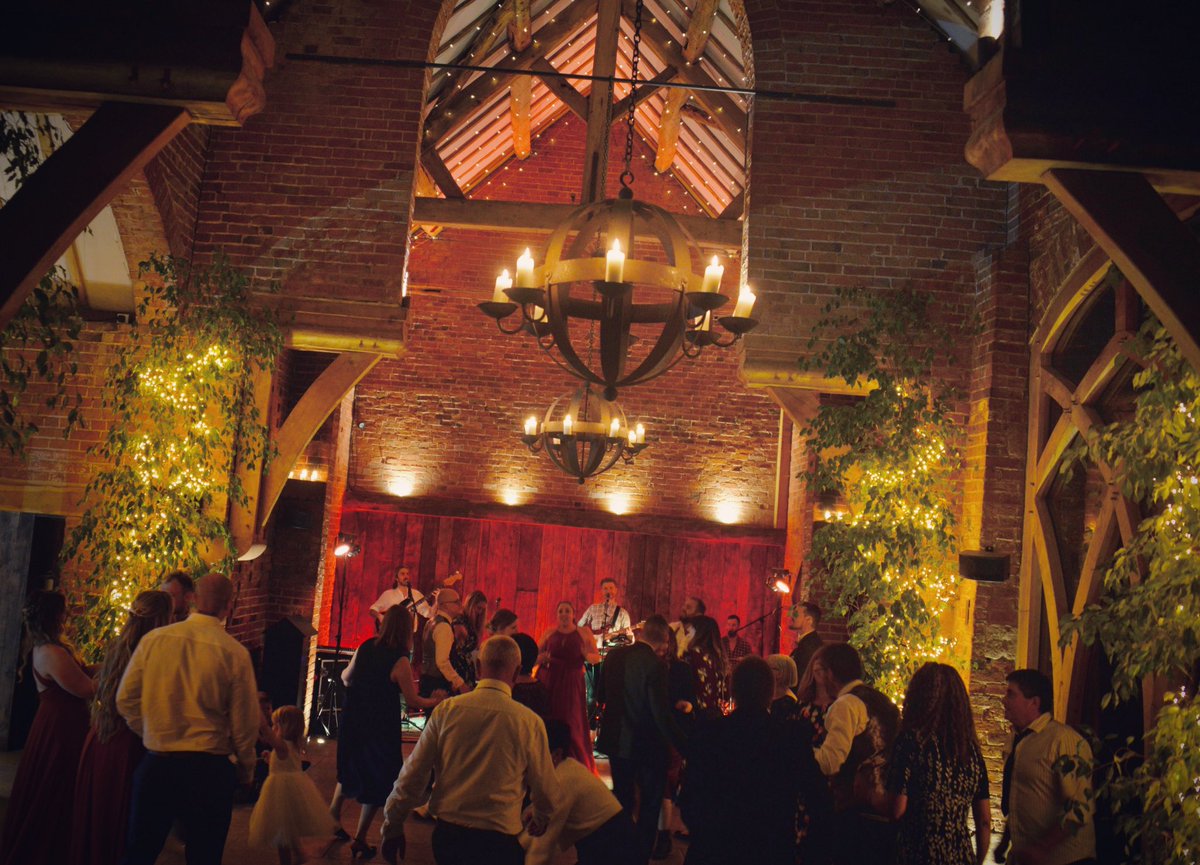 The essential chandelier shot 📸
It could only be <a href="/ShustokeBarn/">Shustoke Farm Barns</a> 👌
Huge congratulations to Sarah &amp; Rohan 🤗