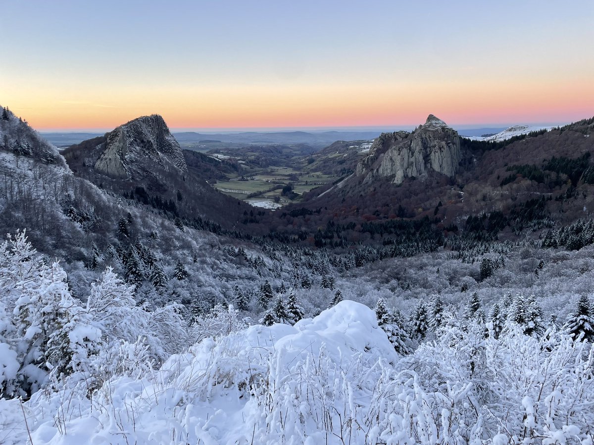 LauLaborie's tweet photo. ❄️ La magie du Sancy ❄️ #grandecascade @otsancy @Auvergne @Departement63 #lacchambon #lacguery #rochestuiliereetsanadoire 💙 https://t.co/He7Mp5z2KF