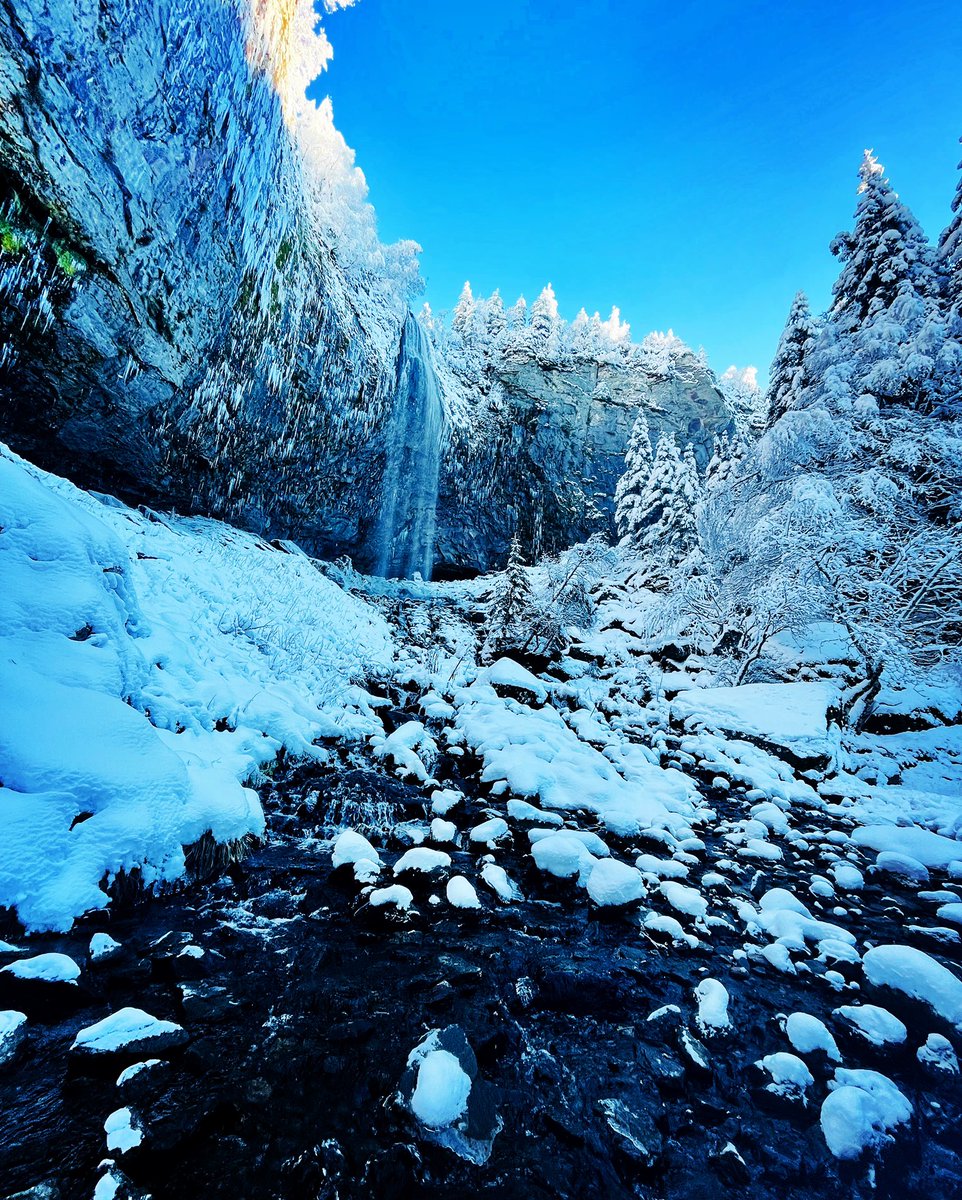 LauLaborie's tweet photo. ❄️ La magie du Sancy ❄️ #grandecascade @otsancy @Auvergne @Departement63 #lacchambon #lacguery #rochestuiliereetsanadoire 💙 https://t.co/He7Mp5z2KF