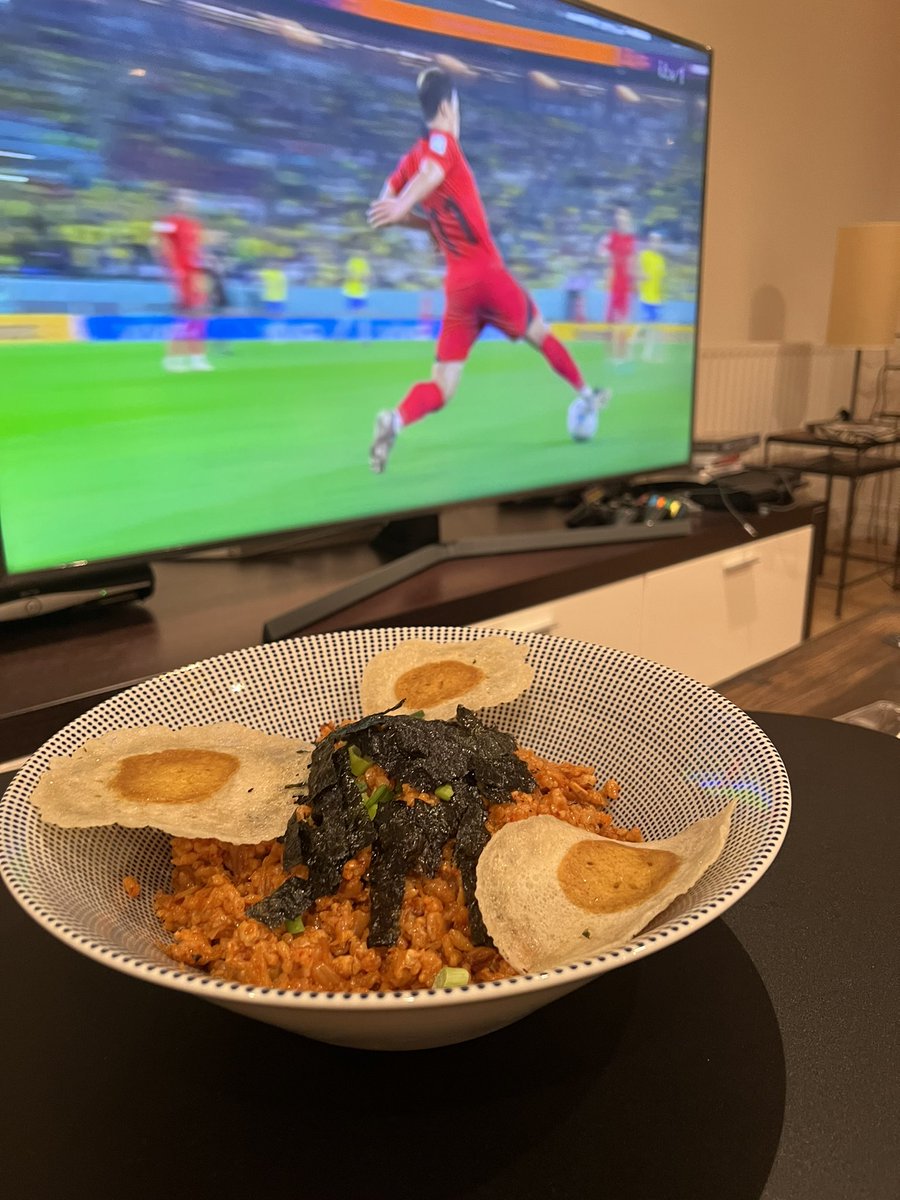 I cooked kimchi fried rice tonight (aka kimchi bokkeumbap—a staple Korean dish) with tofu eggs in support of South Korea 🇰🇷 … They’re losing 4-1… Maybe it’s the tofu eggs…