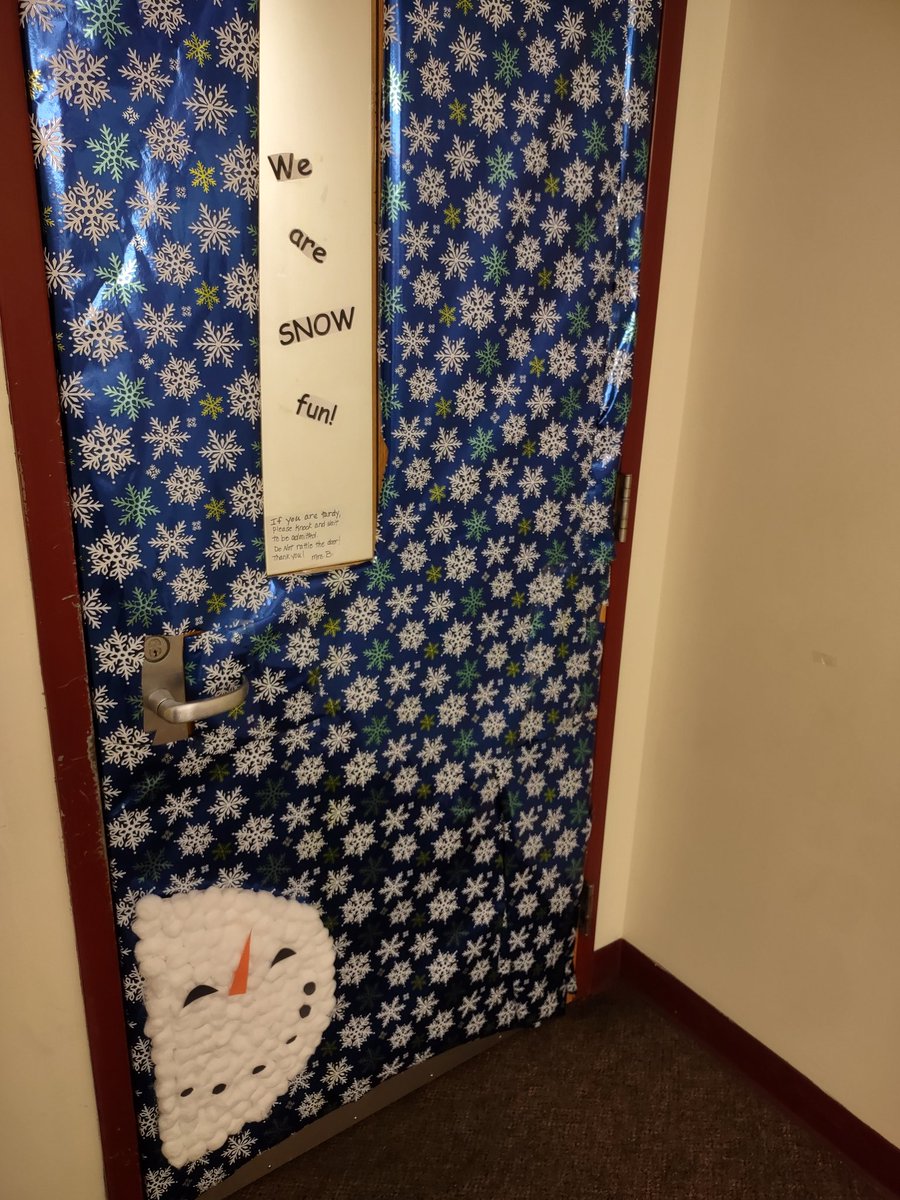 MrsJBroadwell's tweet photo. Voila, my holiday classroom door constructed by students! https://t.co/TTg45xjKs1