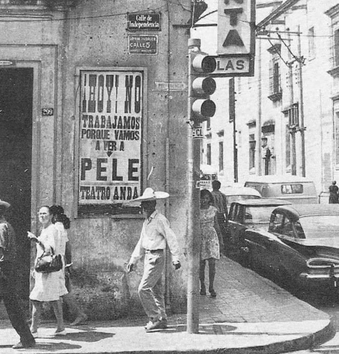 RodriBrusco's tweet photo. México 1970. Carteles en la calle anunciando que no se trabajaba no porque jugaba Brasil, jugaba Pelé.
De los más grandes de la historia. https://t.co/QwB0GreBHH