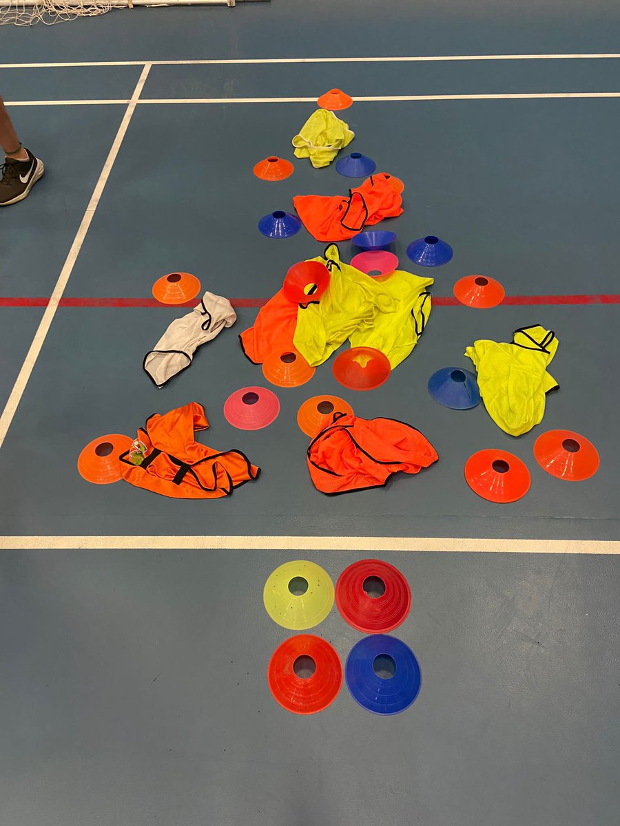 🎅🏼 We were full of festive cheer tonight at our <a href="/FA/">The FA</a> Wildcats session🦁

Girls at the start had the honour of decorating a Christmas tree (made out of cones). The girls got into teams and had competitive races using bibs and cones 🤶🏼🎄