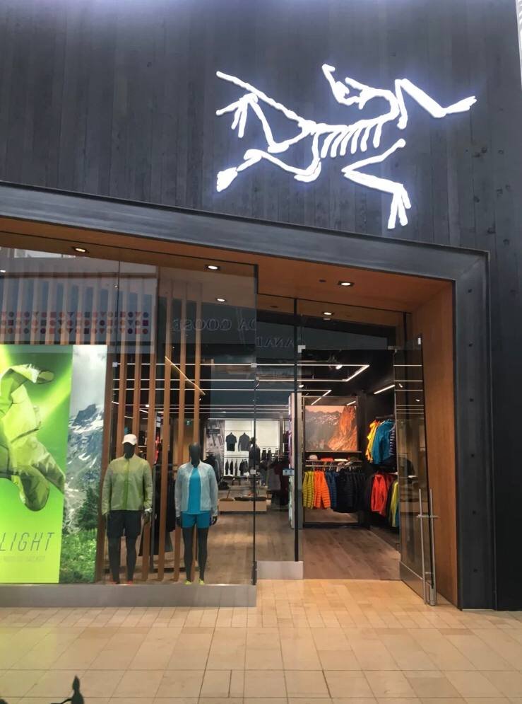 EriaguB's tweet photo. I went shopping last night and found that the sportswear in this store is not bad https://t.co/aOLcyaf25O