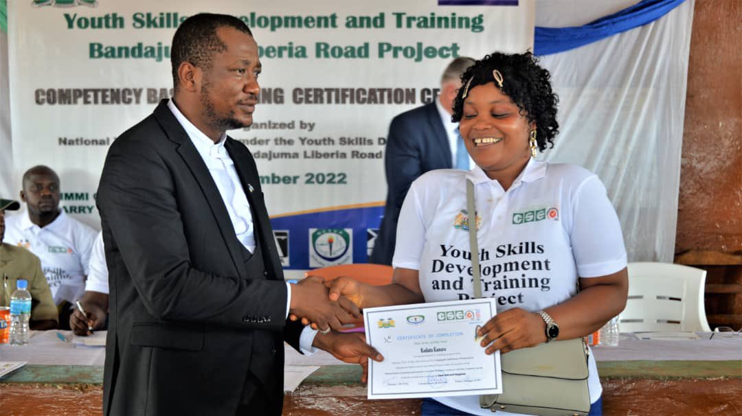 KatNgolo's tweet photo. @youth_sierra and Partners @EUinSierraLeone #NAOSL @moped2022 MTHE, NCTVA, SLRA, SLLCA and CSE presented certificates to about 250 Youths graduating in Youth Skills Development and Training Program along the Bandajuma - Liberia Road Project.@AmbroseJames12 @jalloh_tanu https://t.co/EdKKawg4Qc