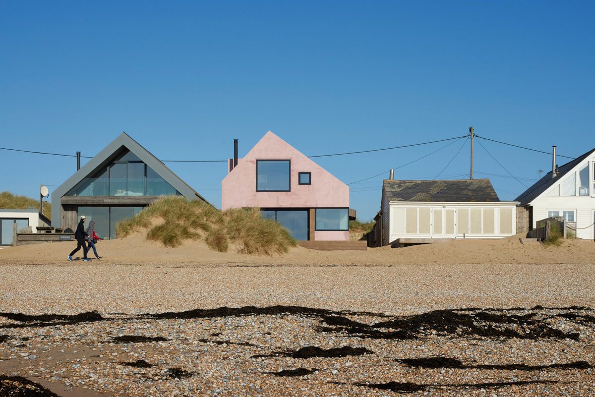 🏡🤩🏡 Dezeen's houses of the year! @lzbthcrk picks this year's top houses – dezeen.com/2022/12/05/top… (via @dezeen)