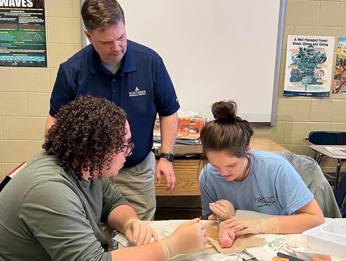 ChooseNorthern's tweet photo. Our Chief Medical Officer, Dr. Jason Edsall, had the pleasure of speaking to the Surry Early College @hosafhp HOSA Future Health Professionals students about #EmergencyMedicine careers &amp; taught them suturing techniques.
#choosewellchoosenorthern #surryearlycollege #hosanc #ctenc https://t.co/EnRFLqMEkv
