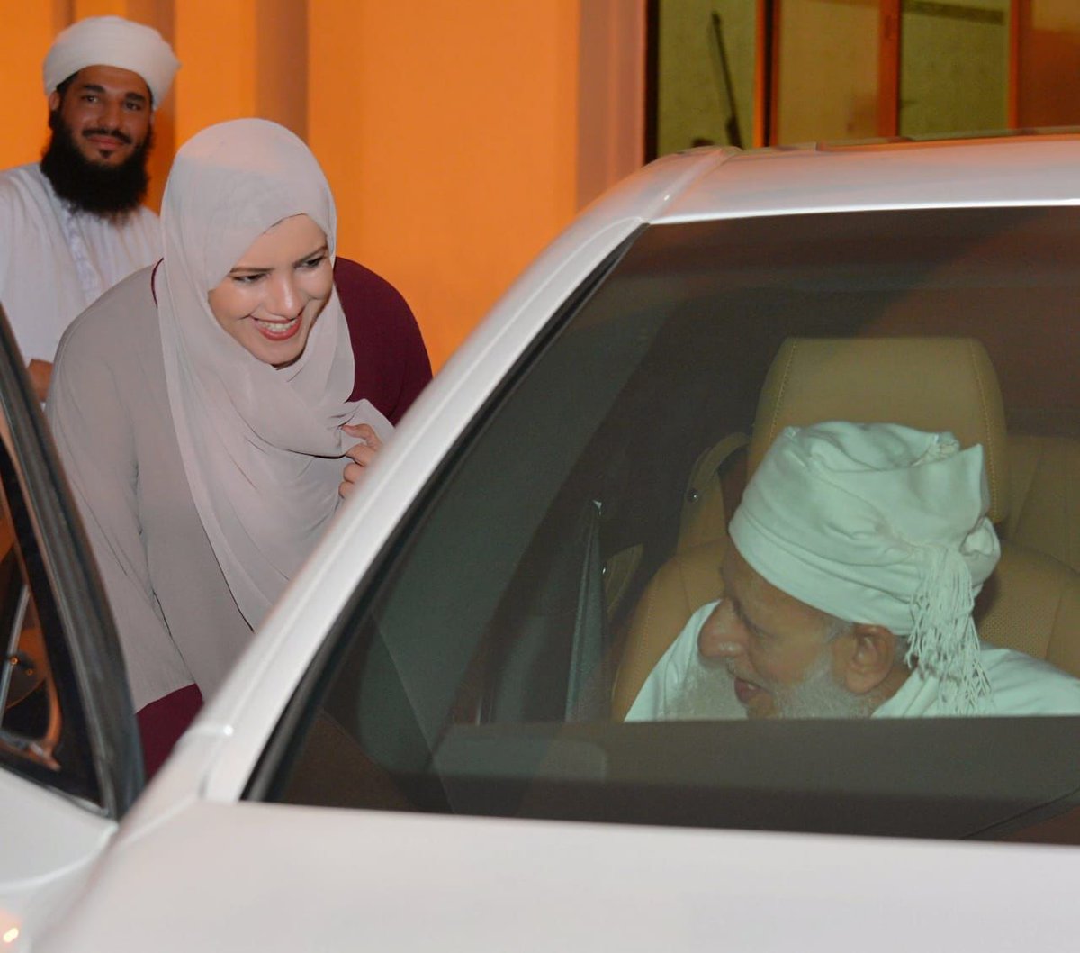 malathatieer's tweet photo. الشاعرة بدرية البدري في سماحة الشيخ أحمـد بـن حمـد الخليلي:   شيخٌ من الأرضِ لكن كالسما وجِدا فحيّ قلبٍ لغير الله ما سجدا  تخاله من جنانِ الخُلدِ طينتهُ  وقد تشكّل من ريحانِها جسدا  الاسم أحمدُ والأخلاقُ تحمدُهُ كأنما ذكرُها في وصفهِ وردا. https://t.co/qLUxY2lvgO