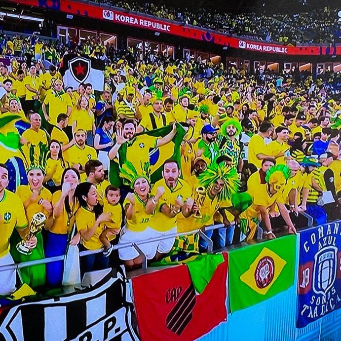 AthleticoPR's tweet photo. Sempre presente! 
🇧🇷🔴⚫️ 

#Athletico #FIFAWorldCup https://t.co/qFAJLEka2M