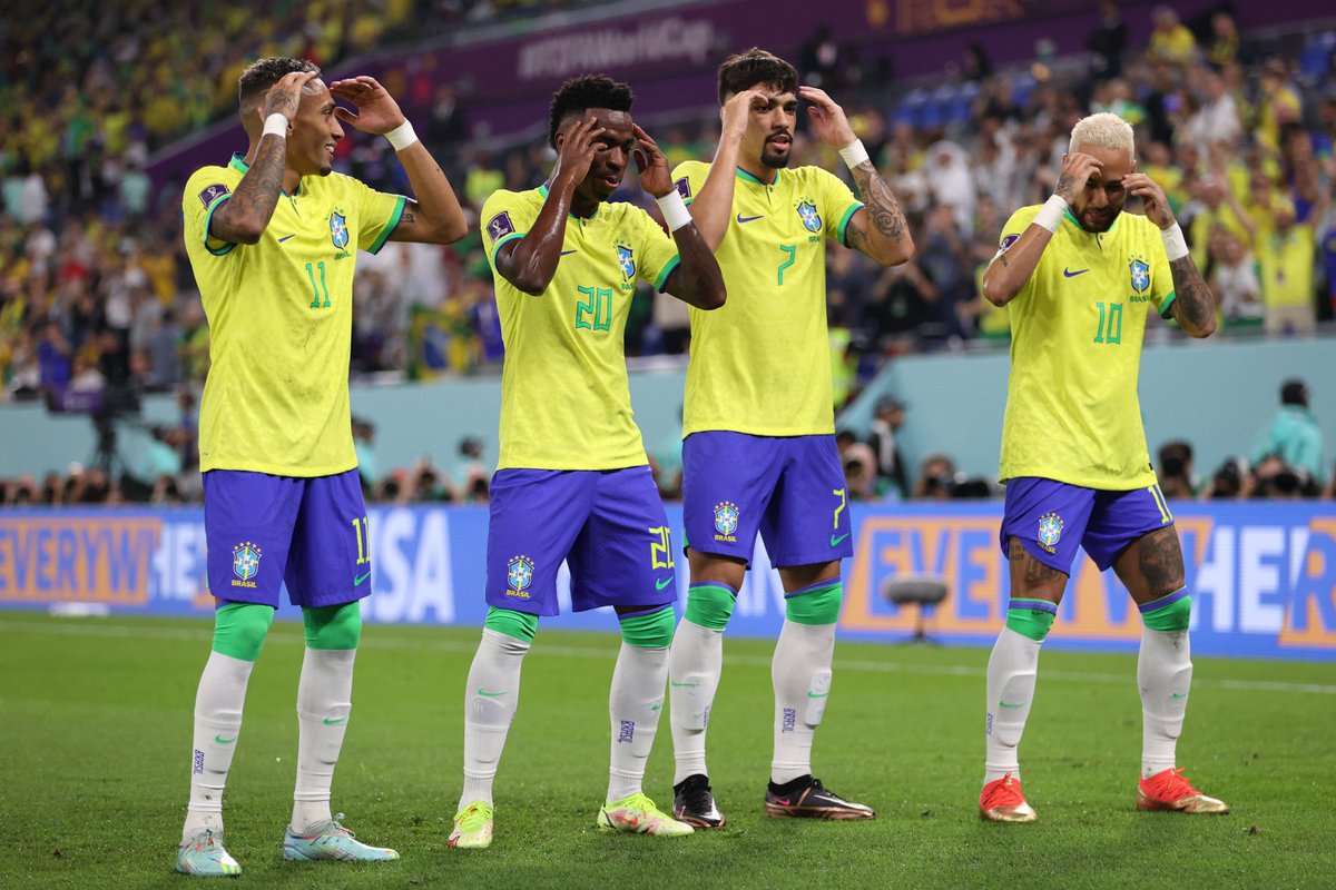 choquei's tweet photo. Roy Keane sobre as dancinhas dos jogadores do Brasil:

“Acho desrespeitoso dançar assim toda vez que eles marcam gol. É desrespeitoso. Até o técnico deles fica envolvido. Eu não gosto disso.” https://t.co/n1idwh9qvT